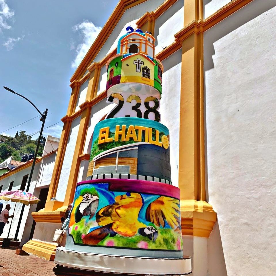 ElHatillano's tweet photo. @eliasayegh: En familia acudimos a la misa de acción de gracias en el marco del 238⁰ Aniversario del Pueblo #ElHatillo238. Gracias a Dios y a Santa Rosalía de Palermo por tantas bendiciones. #ElHatilloPosible https://t.co/cdSDSJgOzI