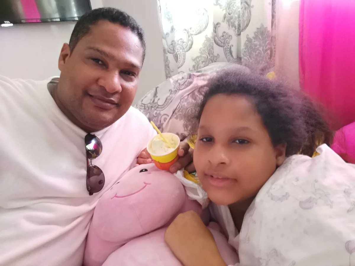 JhanelF's tweet photo. #LiaDeMiCorazon está enfermita con fiebre, le fui a llevar un helado de ñoñeria 😂.

#LaboresPaternas
#MisHijos
#humildeteams
Jhanel Ferreras https://t.co/QqKylx7Zvz