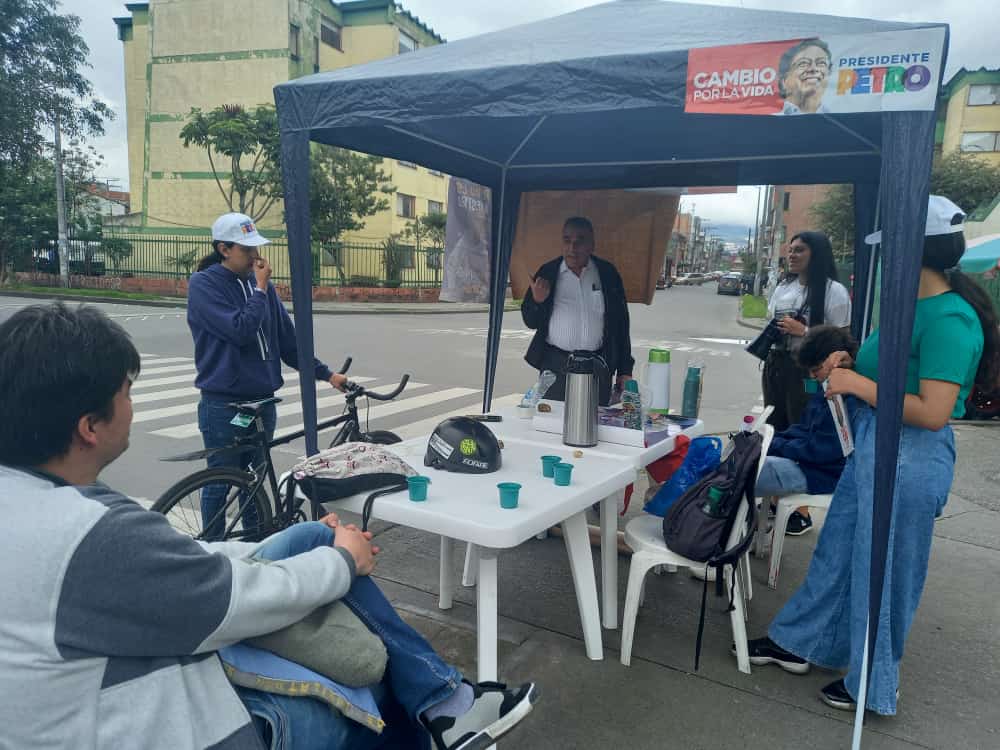 UJPBogota's tweet photo. En #Kennedy también emprendemos jornadas por el cambio. Porque la tarea se hace barrio a barrio, calle a calle. #Techotiva dice #PetroYFranciaSonElCambio https://t.co/N7k6njoxGb