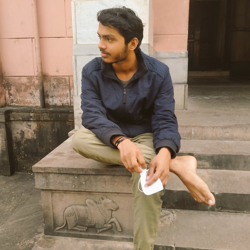 'अंजुम' तुम्हारा शहर जिधर है उसी तरफ़ 
इक रेल जा रही थी कि तुम याद आ गए !