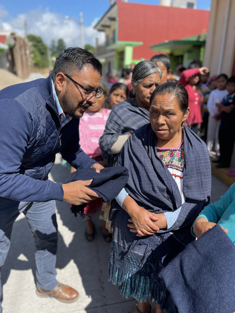 GenovevaHuerta's tweet photo. Me siento muy orgullosa de las mujeres de #Hueyapan que todos los días se esfuerzan por sacar adelante a sus familias. 

Hoy tuve la oportunidad de saludarlas y refrendarles mi compromiso desde @diputadospan de seguir haciendo equipo por #Puebla https://t.co/RZHNm2bfUO