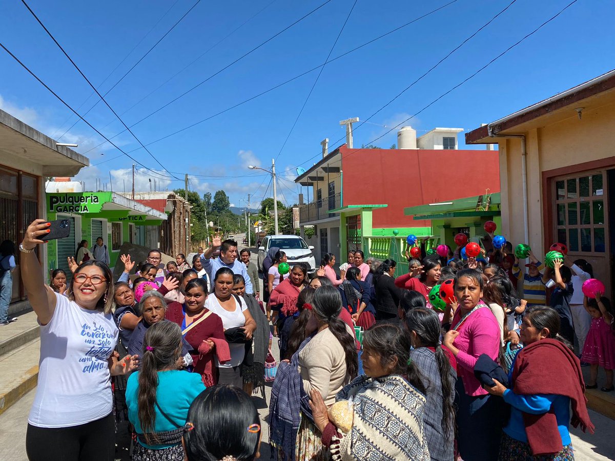 GenovevaHuerta's tweet photo. Me siento muy orgullosa de las mujeres de #Hueyapan que todos los días se esfuerzan por sacar adelante a sus familias. 

Hoy tuve la oportunidad de saludarlas y refrendarles mi compromiso desde @diputadospan de seguir haciendo equipo por #Puebla https://t.co/RZHNm2bfUO