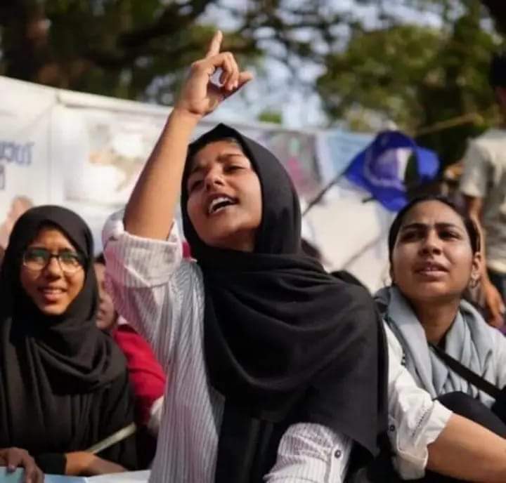 irSaleem007's tweet photo. @Afreen_Fatima_ आपके हौसले और हिम्मत के जज्बे को सलाम है, ईमान की ताकत ही काफी है आपके लिए।
मेरे हिन्दुस्तान से मेरी निस्बत कैसे तोड़ोगे 
छत तोड़ोगे लेकिन मेरी हिम्मत कैसे तोड़ोगे?
#StandWithAfreenFatima https://t.co/q1mT4OET1v