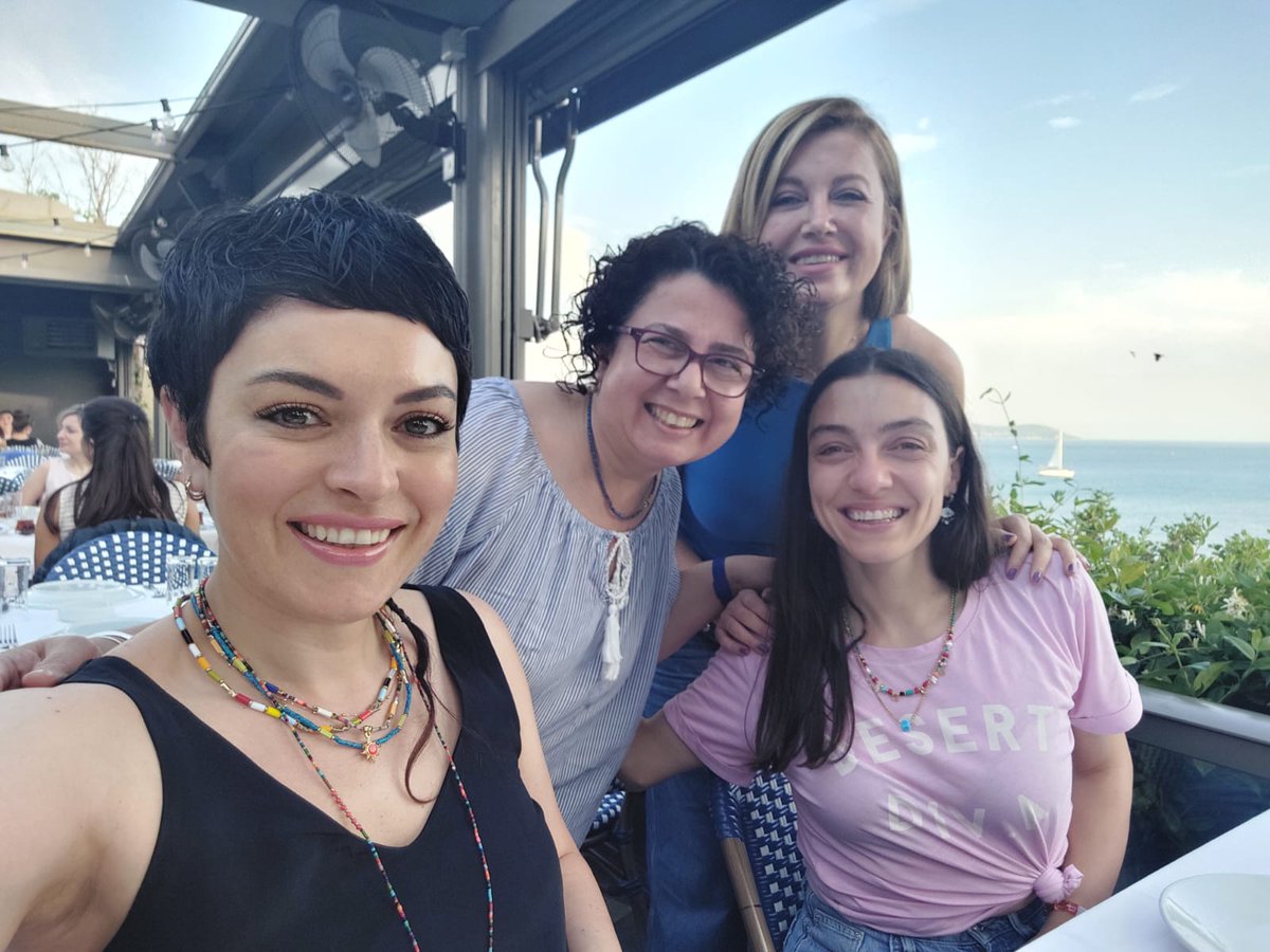 Sadece 2 muhteşem insanla anlık da olsa iletişime geçmiş olmamın mutluluğunu paylaşmak istedim. Onlar sadece işleri ile değil, duruş ve toplumsal fenaliklara gösterdikleri dimdik duruşla da kalbimizdeler. Çok çok çok seviyoruz ❤ #mervedizdar #EzgiMola