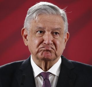 TruebaLara's tweet photo. Don Supremo, sus logros económicos y los de sus programas sociales me apantallan. Vamos a crecer mucho menos de lo que dijo, la explotación laboral a las niñas crecerá 5% y todo indica que la esperanza de vida disminuirá. ¿Cómo puedo agradecerle su torpeza? ¿Me avisa? Gracias. https://t.co/ZyhHR8sNFB