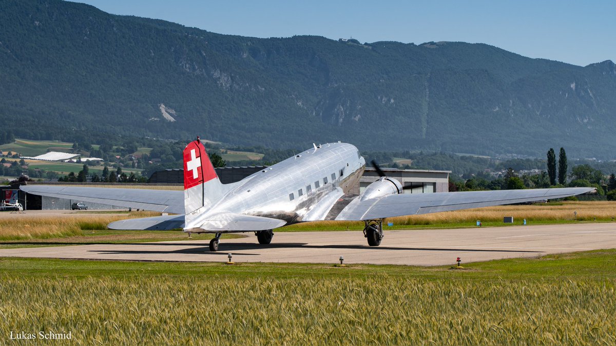 aviation_schmid's tweet photo. Private (Classic Formation) / Douglas DC-3C / N431HM / LSZG - 11.6.22
#AvGeek #planespotting #planes #planespotter #aviation #aviationphotography #spotting #LSZG #Grenchen #douglasdc3 #dc3 #n431hm #classicformation https://t.co/oF39RxlI99