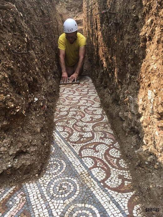 Los mosaicos romanos descubiertos en Negrar (Verona) están en un estado de conservación sin precedentes.
El hallazgo se produjo bajo un viñedo y pertenece a una Villa Romana datada en el siglo III dc.
A medida que avanza la excavación, aparecen nuevos pavimentos de vivos colores.