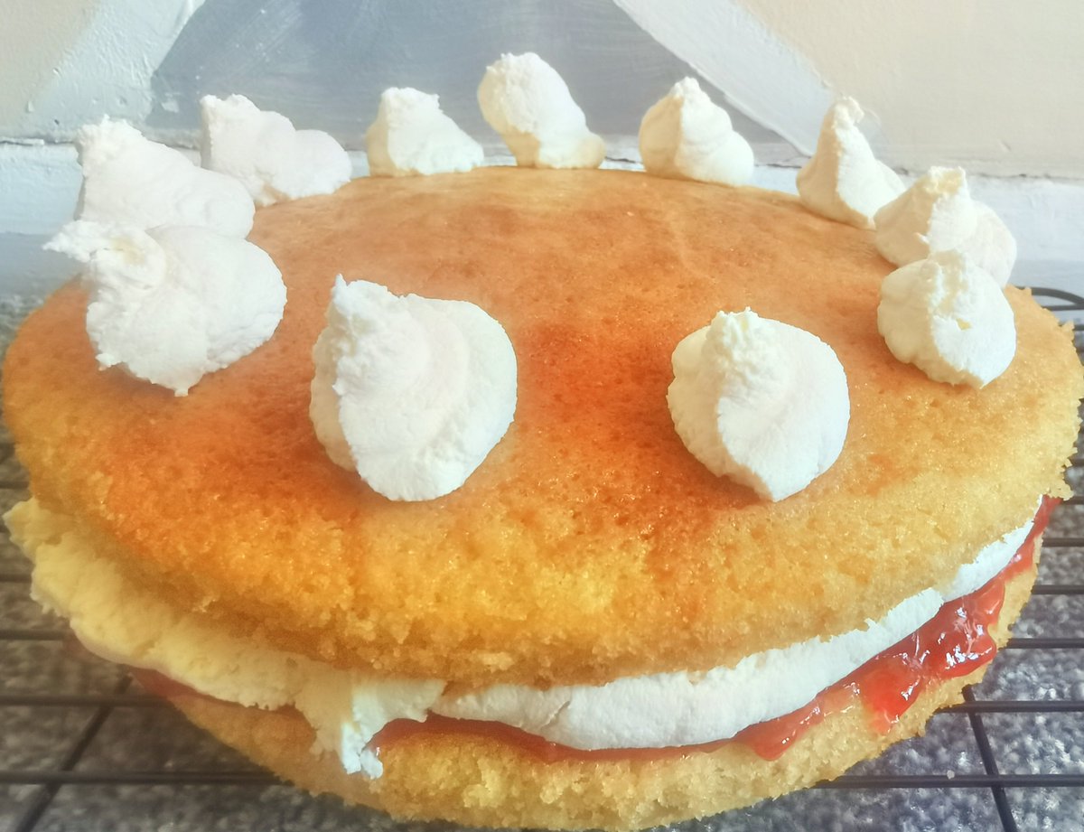 ACakes2021's tweet photo. Victoria sponge 🍰
£15.

A classic British sandwich cake. Light, Moist and creamed sponge with a loosely textured crumb. Traditionally flavoured with vanilla and filled with jam, it can be enriched with whipped cream or buttercream icing and fresh fruit. https://t.co/k4i7lnvkvb