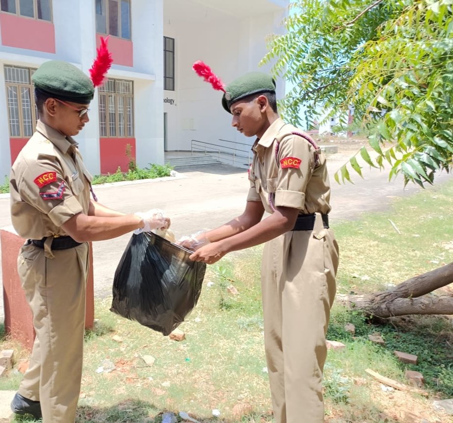 NccKcg's tweet photo. Cadets of KCG NCC Company,#1TNBNNCC,
#MADRASAGROUP #TNPAN DTE actively participated in the event for PUNEETH SAGAR ABHIYAN where the cadets cleaned our college premises on June 12,2022.
#PuneetSagar @HQ_DG_NCC
@NCCDte_TNPAN 
@SpokespersonMoD @drajaykumar_ias 
@Def_PRO_Chennai https://t.co/5KzVQnK5zW