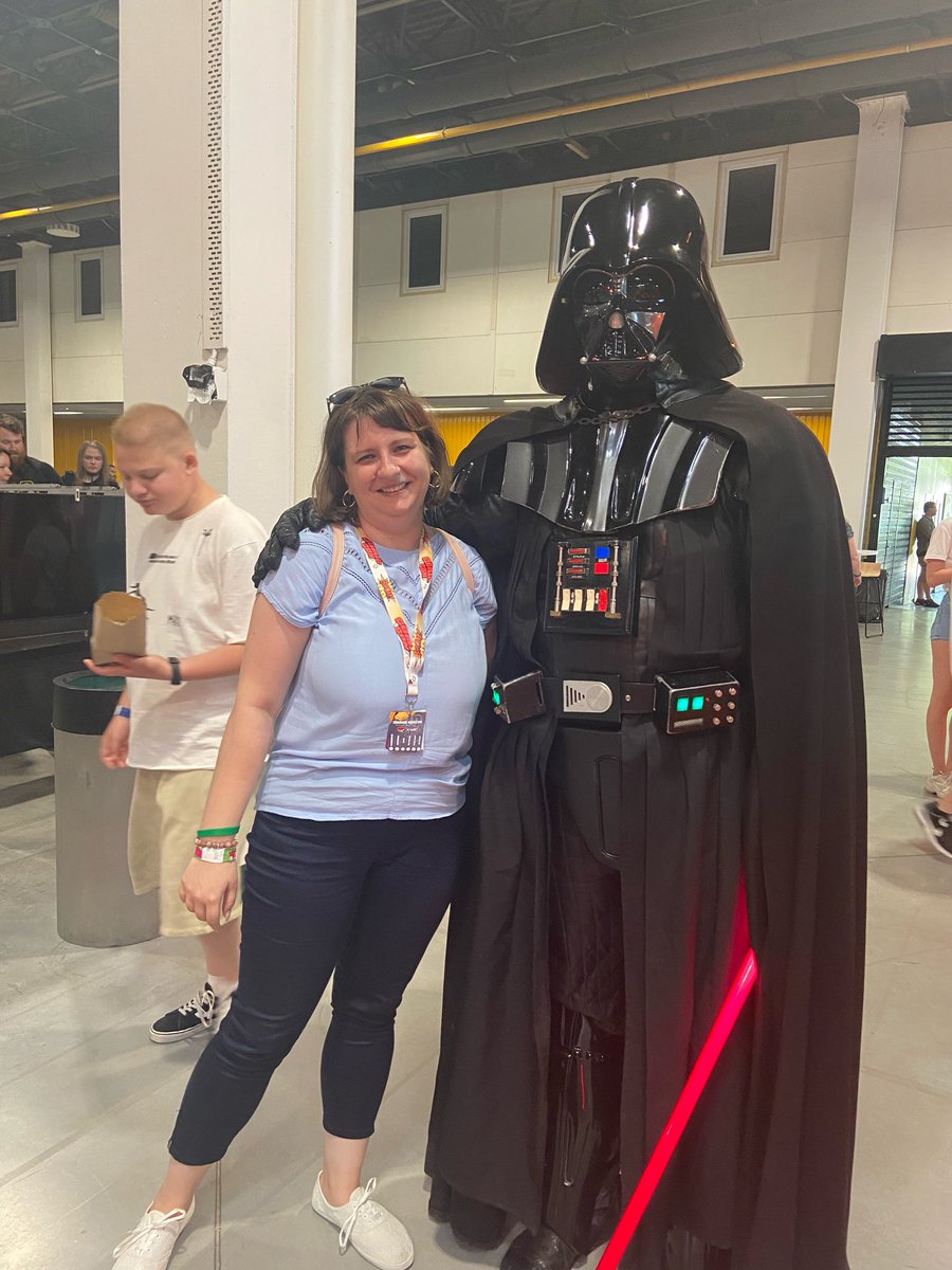 cszsofy's tweet photo. And the highlight of the weekend is my little chat with #DarthVader. (No, I didn't have the plans!) But it was okay, in the end we made up. 😁 #ComicConBudapest #BudapestComicCon https://t.co/JHVbh4jvNB