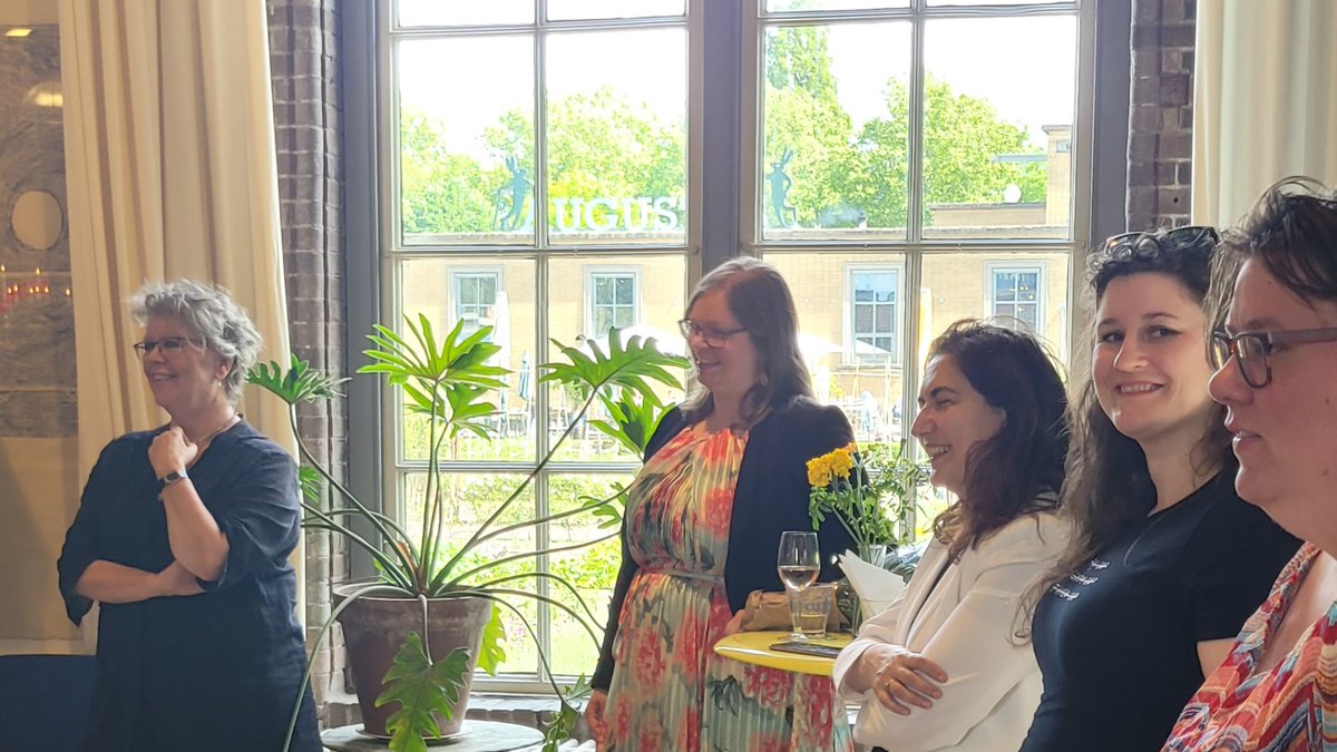 GroenLinkszh's tweet photo. Anneloes is al twee weken wethouder in Altena. Vandaag namen we op gezellige wijze afscheid bij @VillaAugustus. @anneloesvanh was zeven jaar Statenlid en heeft die tijd ontzettend veel betekend voor @GroenLinkszh, maar ook @PSZuid_Holland! Dank en we wensen je veel geluk!! 💚🌳 https://t.co/c7FiWtUpv1