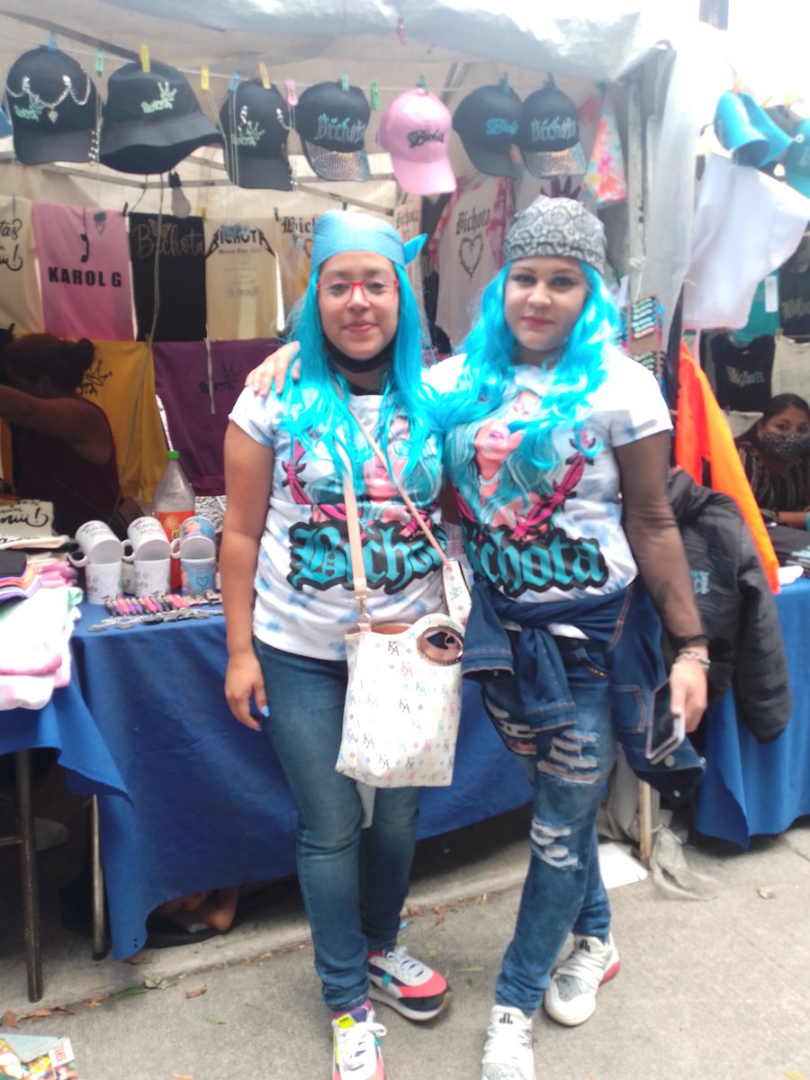 El merchandising de Karol G, estuvo a lo grande, ayer en la <a href="/ArenaCdMexico/">Arena CDMX</a>  los fans de México no perdieron oportunidad de comprar al menos un recuerdo de la #colombiana que conquistó a su público con un gran #concierto 👏
<a href="/karolg/">LABICHOTA</a> #labichota #KarolG
#fans #recuerdo #espectacular