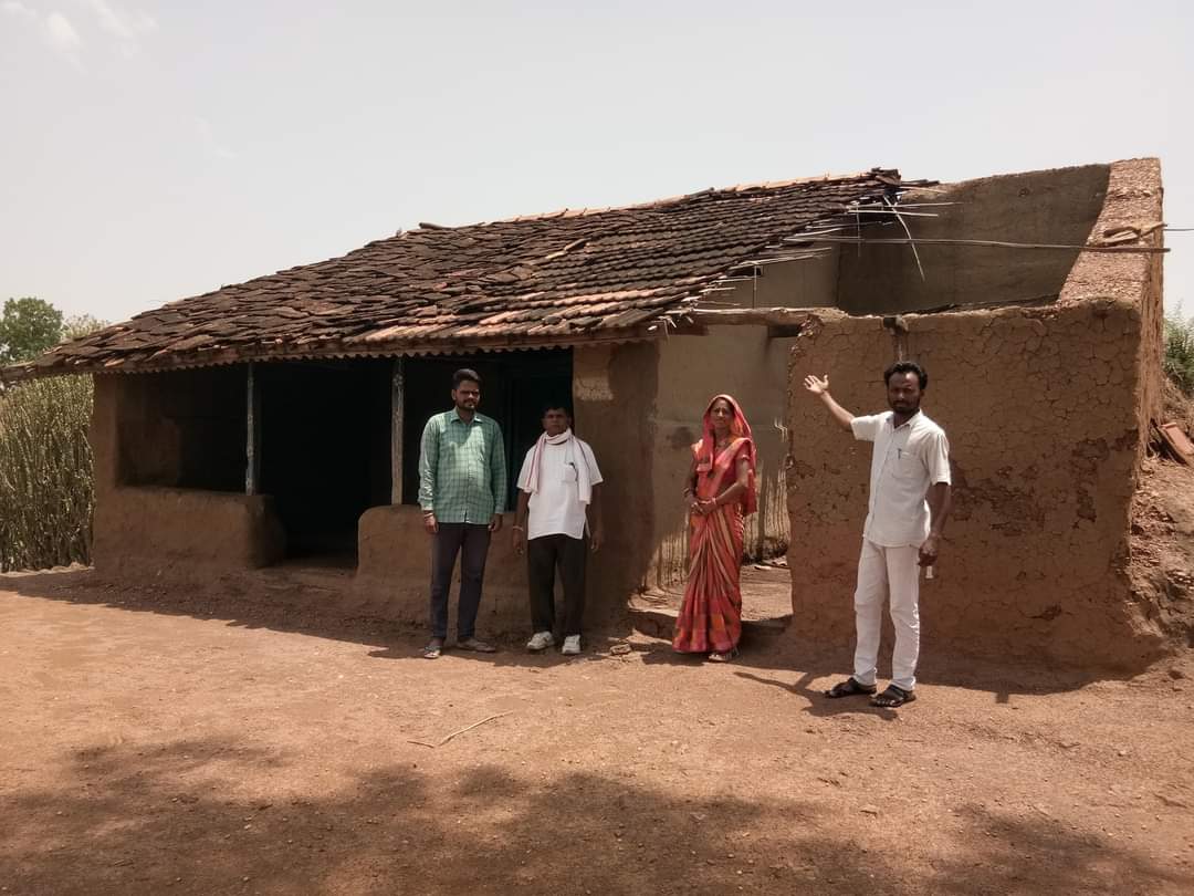 राजस्थान जिला डूँगरपुर प स बिछीवाड़ा ग्राम पंचायत पाल पादर फला खानीमाल में आज भी सरकारी विद्यालय की ये हालत है 2टीचर40 आदिवासी विद्यार्थी यही आदिवासी का विकास किया74 सालों में cm से अपील है तत्काल भवन बनाने के निर्देश जारी करे 
<a href="/RajCMO/">CMO Rajasthan</a> <a href="/ashokgehlot51/">Ashok Gehlot</a> <a href="/TribalAffairsIn/">Ministry of Tribal Affairs, Govt. of India</a> <a href="/TADUdaipur/">Tribal Area Development Department</a>