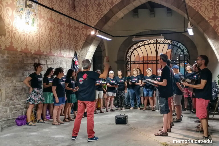 MemoriaCat_Edu's tweet photo. inCORdis. Ruta de cançons a l'entorn d'una guerra. 
Més d'un centenar de persones van seguir i gaudir de l'itinerari de cançons, que va tenir lloc el dissabte 11 a Manresa.
https://t.co/cA0X4a6PT4
@MemoriaCat #GuerraCivil https://t.co/ADDVrVdlni