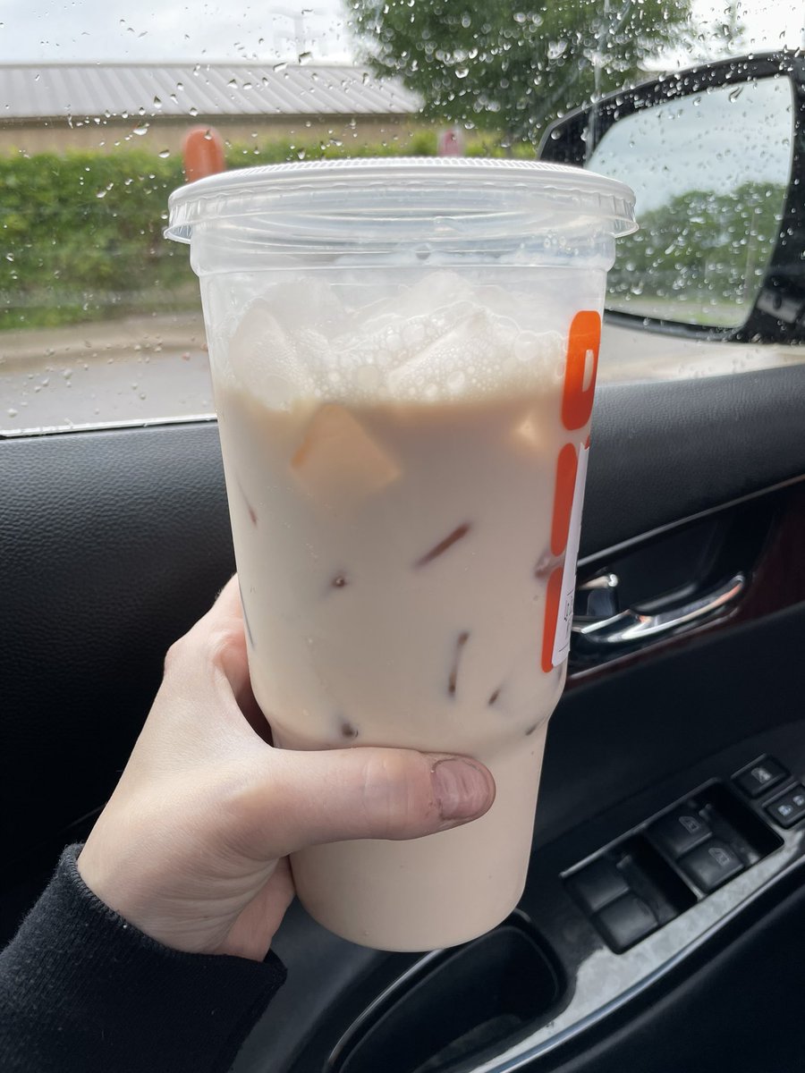 CourtKane's tweet photo. Wouldn’t it be great if @dunkindonuts actually filled their cups? https://t.co/boXSNb5GZP