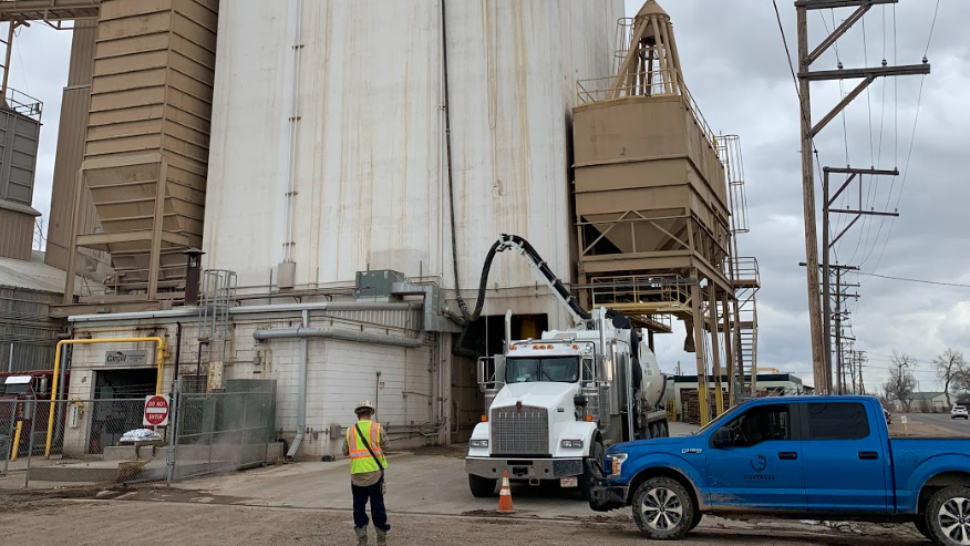 FortressDevSol's tweet photo. We love seeing the work our team does in the field. This silo clean-out is another successful project. 👏
https://t.co/e6rsey9hZc 
#construction #trucking #hydrovac #hydroexcavation #heavyequipment #heavyequipmentoperator #constructionmanagement https://t.co/qsiS7TAgvn