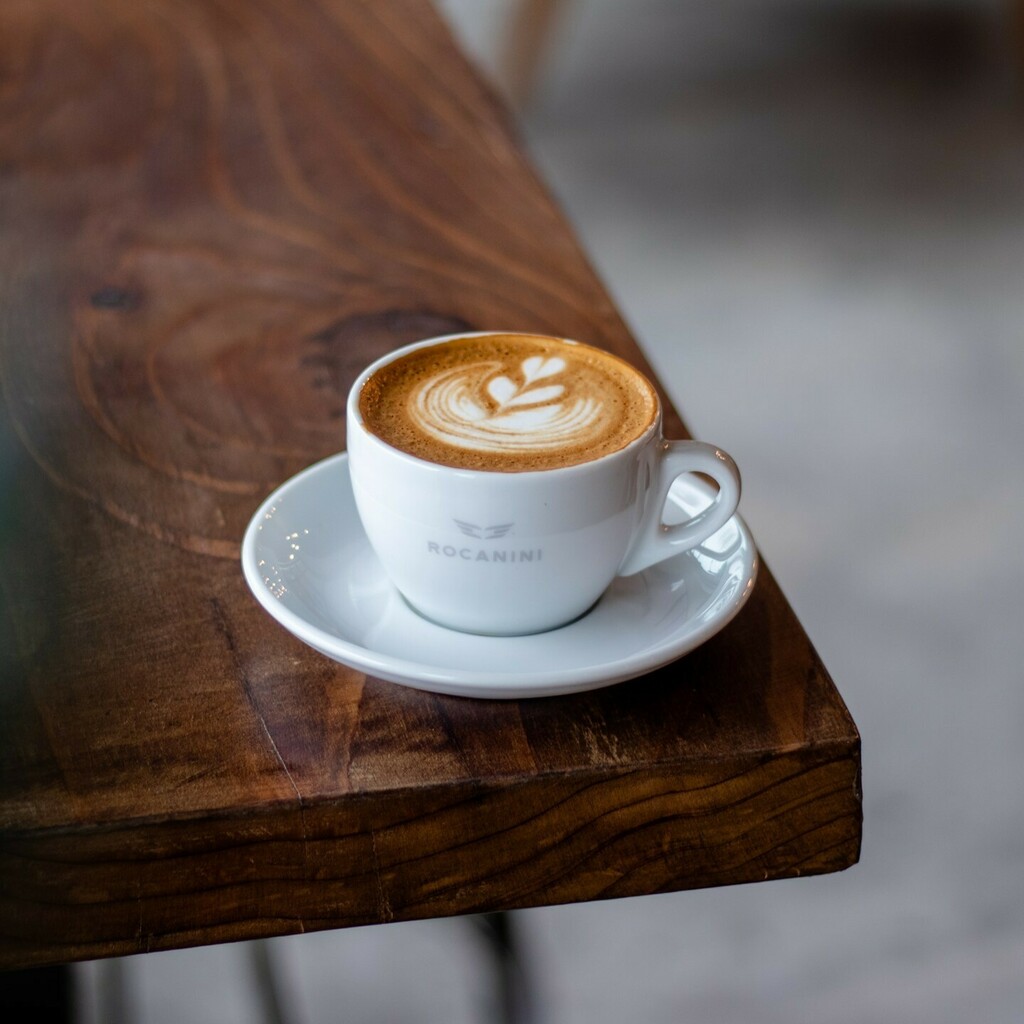 We know how it is – the coffee's the star of the show around here, not us. 

And with a mug like this one, it's no surprise! 

The team at @rocanini takes the stage once again with a picture-perfect (not to mention de-LISH) latte made with their house-roasted espresso. 

Out…