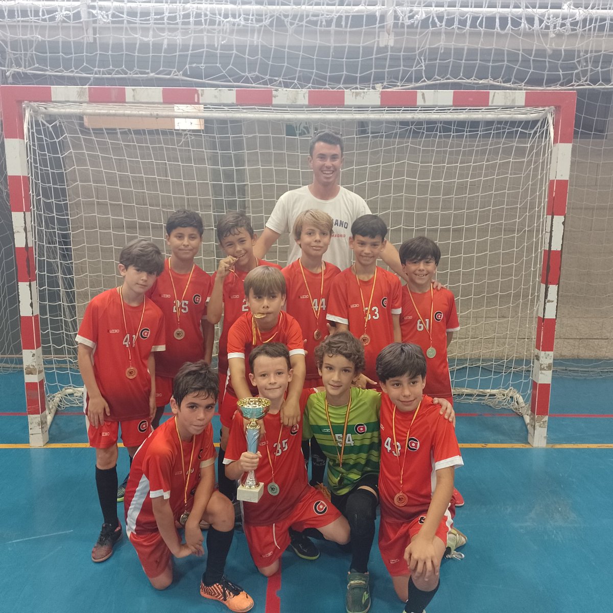AgustinianoFS's tweet photo. Benjamínes A y Alevínes A reeditan los éxitos de la pasada temporada en el magnífico Torneo de San Juan del @AthleticFutsal .
Gracias Alberto por contar con nosotros y gracias a todos los equipos participantes!
Que no pare el Futsal,la pasión y el esfuerzo en Agustiniano!!
⚽❣️ https://t.co/mmndI8VEod