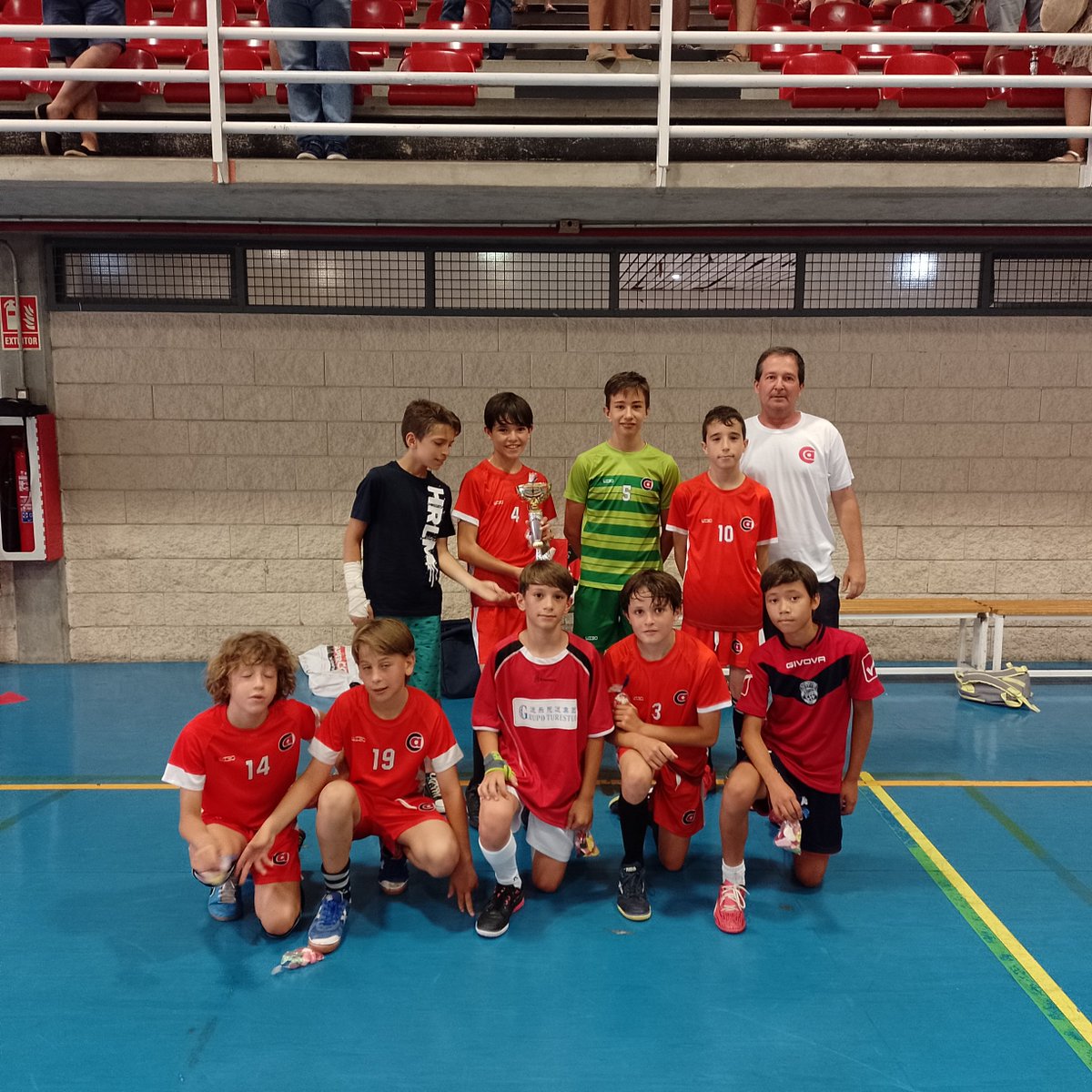 AgustinianoFS's tweet photo. Benjamínes A y Alevínes A reeditan los éxitos de la pasada temporada en el magnífico Torneo de San Juan del @AthleticFutsal .
Gracias Alberto por contar con nosotros y gracias a todos los equipos participantes!
Que no pare el Futsal,la pasión y el esfuerzo en Agustiniano!!
⚽❣️ https://t.co/mmndI8VEod