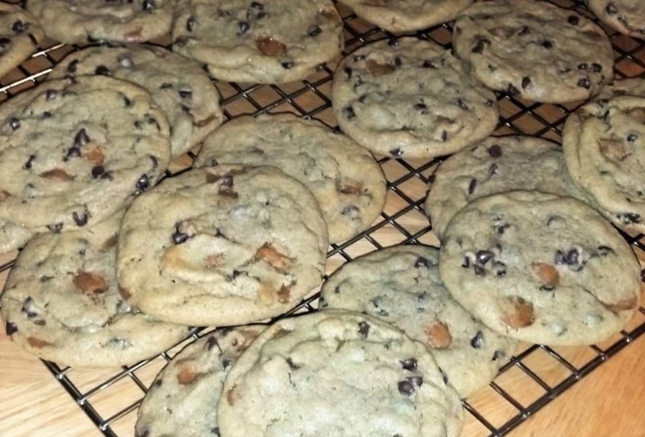pcusabingewatch's tweet photo. First Presbyterian #BellePlaine #Minnesota Cookie Walk in 2015. "Trifecta Delights" - peanut butter cookie with mini chocolate chips and buttery caramel bits.
#nationalpeanutbuttercookieday
@Presbyterian #pcusa #Presbyterian
#cookies #cookiewalk @GAModerators #chocolatechips https://t.co/MaccS2jsjc