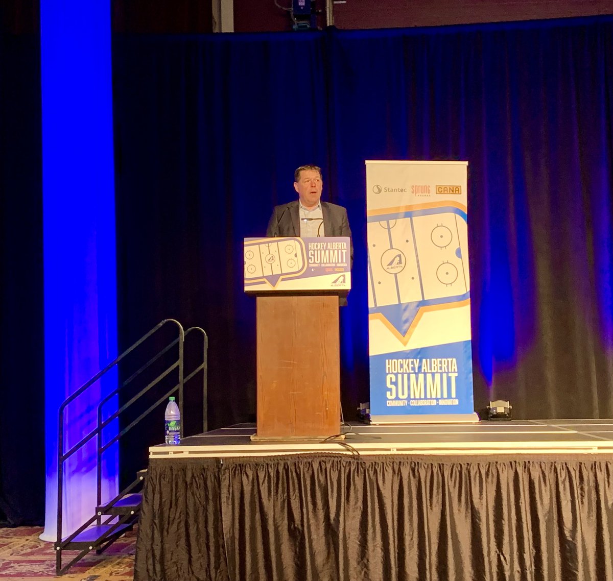 HockeyAlberta's tweet photo. Thanks to @HockeyCanada President & COO, Scott Smith for joining us to close out the 2022 Hockey Alberta Summit presented by Sprung Arenas, Stantec and CANA! A weekend of development, education and fun shared with our member associations is now wrapped. #HASummit https://t.co/1g22Vc8r5w