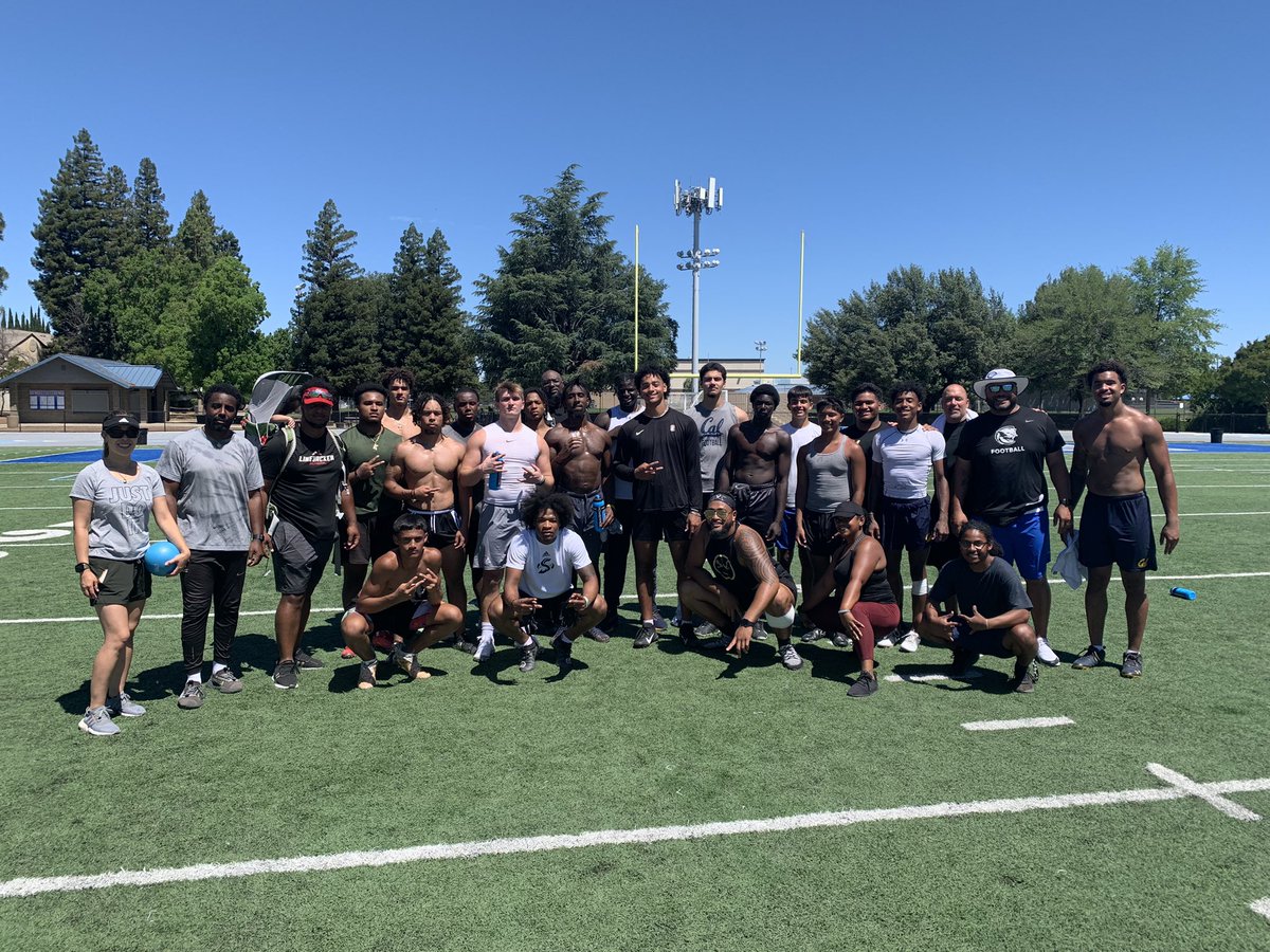 CoachPatu's tweet photo. Great training &amp; fellowship w/ Dawgs that came to The Kennel at CCS. All Love 🤙🏽🙏🏽✊🏽 @orin_patu @ari_patu @AnthonygarciaQB @femigokrazy @_cam2steeezy @KelekiL @Raymoney333 @agrigsbyjr219 @HunterNabers @HowardJadi @NEE_FEE_ZEE @TRU2FAM @linebackrschool @DBSelect13 @CollinsLacorey https://t.co/LY7KVcOmta