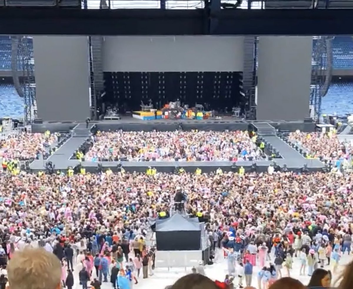 _VJ77's tweet photo. @YasminHartley74 @GaryBarlow We have tickets to that pit in the middle and have “Early Access” tickets too cause we paid for the VIP it reminds me of the III stage so you can imagine how excited she is! We are going Tuesday night 🏕 #QueueLife XX https://t.co/8fE1YRFpsZ