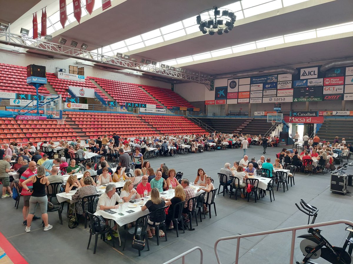 ToniMassegucalv's tweet photo. Trobada de persones vinculades històricament al món del bàsquet a la Cat Central en el marc de la @CbfManresa.
Més de 300 persones entre jugadors/es, entrenadors/es, directius/ves.
Sense ells i elles seria impossible entendre el que significa el bàsquet a la nostra ciutat. 🙌🙌🙌 https://t.co/awX880lJWl