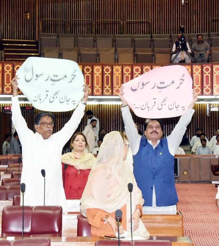 HoneyUsama4's tweet photo. میرے آقا صلی اللہ علیہ وآلہ وسلم آپ کی حرمت پر میری جان بھی قربان ہے بے شک
 ایم کیو ایم پاکستان کے  M.N.Aکا پارلیمنٹ میں بھرپور احتجاج
#MQMpk
@MediaCellMQM 
@SabirKaimkhani 
@ZahidMansori https://t.co/zsNJXQRo9i