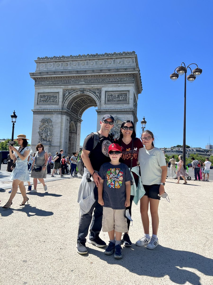What a fabulous day!! Met up with the lovely @frenchcupoftea: we feasted on ice cream while strolling the iconic #ChampsElysees 🤩🇫🇷 Bonus: we took our 1st family photo of the trip, thanks to @frenchcupoftea snapping our pic for us  📸🥲 #BestDay #ArcDeTriomphe