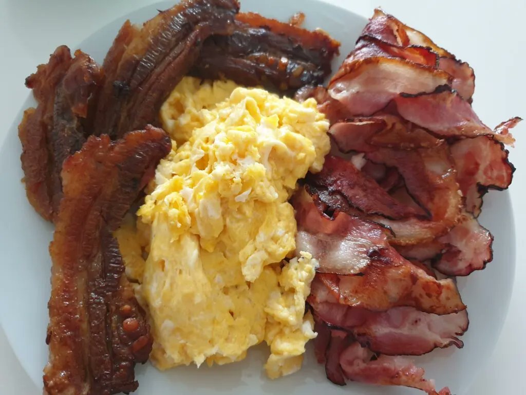 grasacz's tweet photo. Jak si vypočítat kalorický příjem nejen pro Low Carb?  Věděli jste, že je to jednodušší a přesnější, než jste si mysleli? 🤔

Stačí minuta a máte výsledky na stole...  🙏 https://t.co/iPscMI1o2o

A mimochodem, počítání kalorií je jedna z nejefektivnějších metod pro hubnutí! https://t.co/8XnqkM1bVP