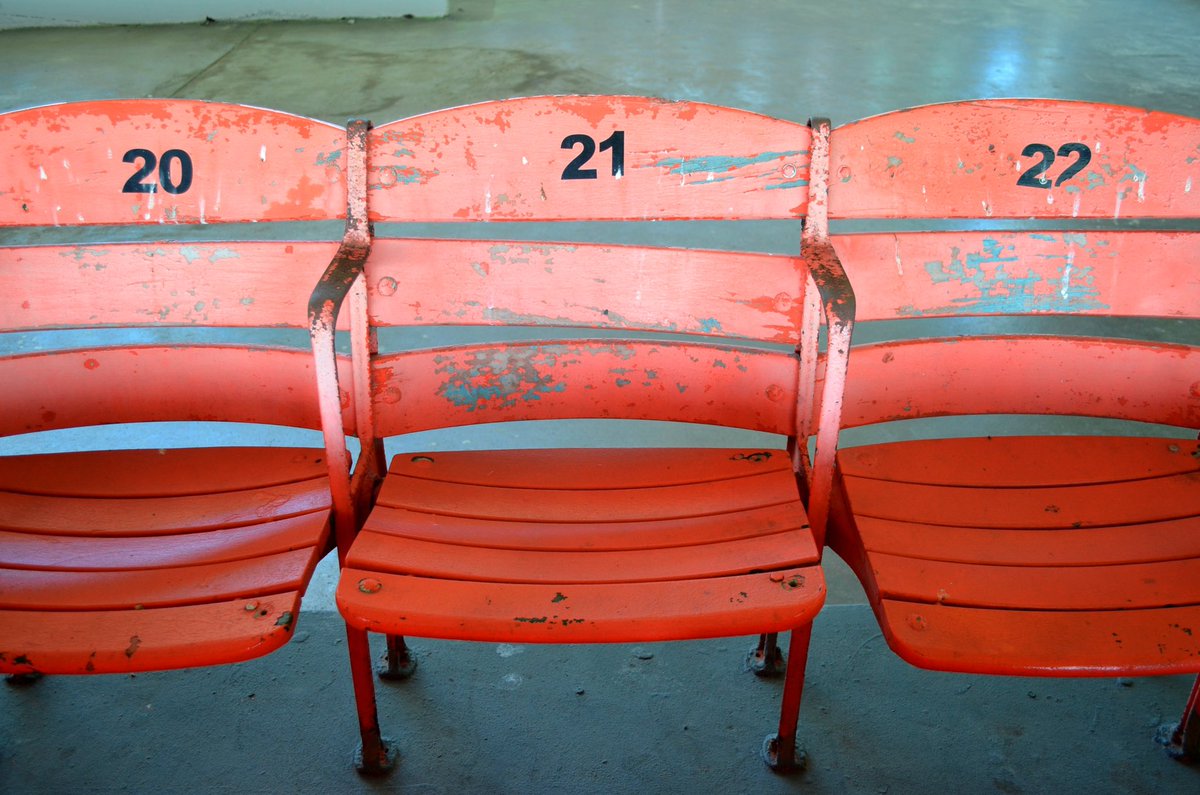 “Las sillas originales del Estadio Hiram Bithorn” Oct.24 1962-Datos; En madera y “Frame” de metal de 22”de ancho y 32” de espacio entre filas (capacidad del estadio 18mil personas) *Todavía existe una línea de sillas originales @ Sección #10 última fila. 🔝🇵🇷