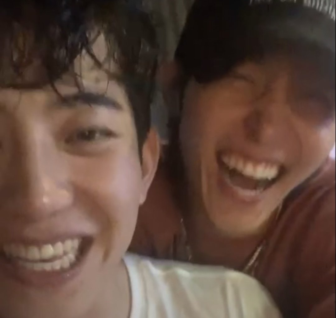 blackrosewalwal's tweet photo. CRYING REAL TEARS RN https://t.co/0N2zwlIdAu