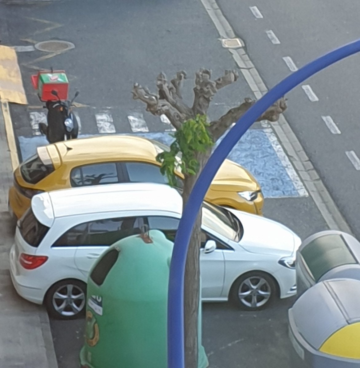 aparcandomal's tweet photo. Me parece muy bien lo de la comida a domicilio pero así no @PizzaMovil_es, las plazas PMR no son aparcamientos de motos https://t.co/c6N1oE94L3