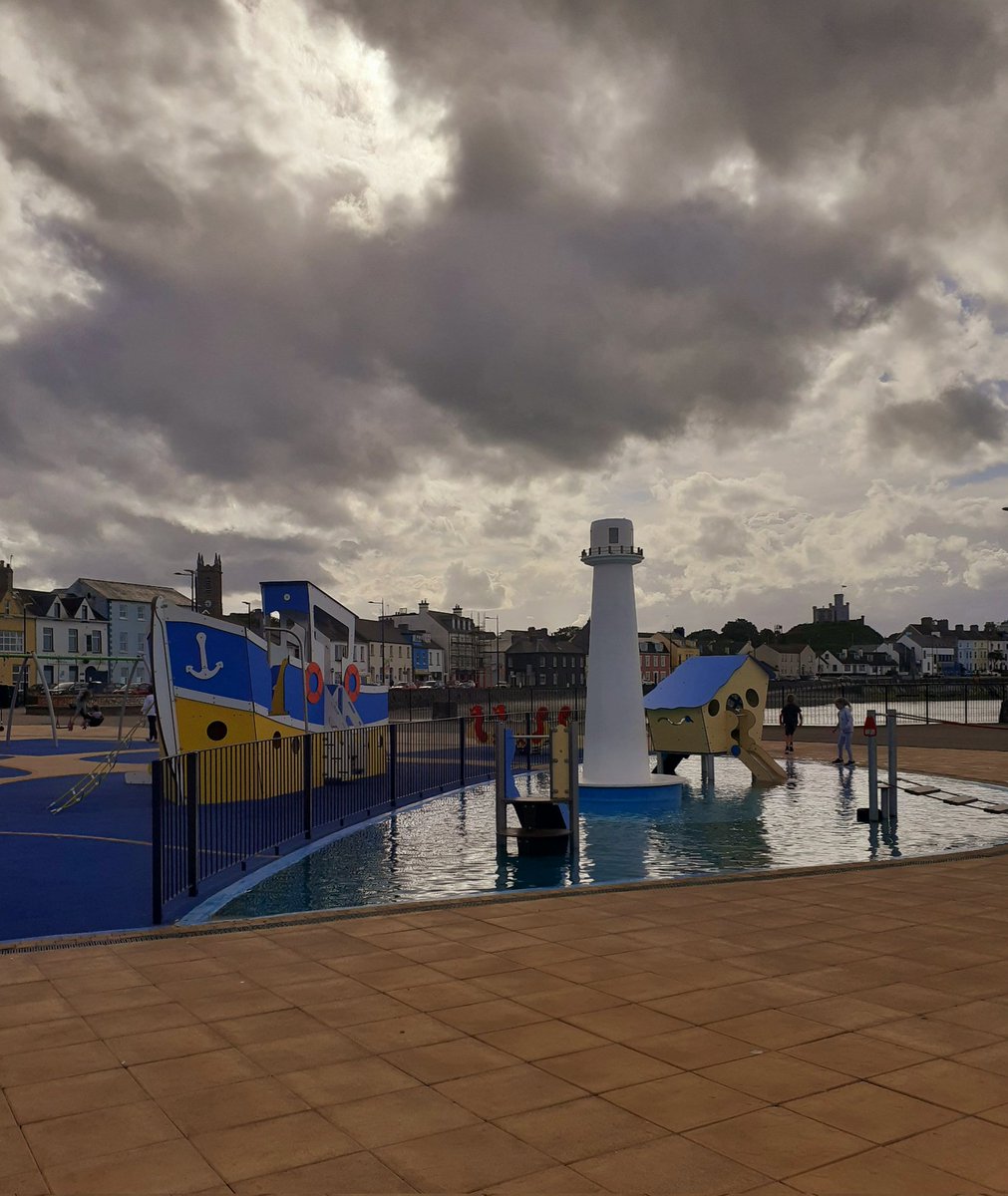 elinshall's tweet photo. The weather here needs to wise itself up! 1 minute it feels and looks like Spain...30 seconds later its back to good aul NI weather! #whenissummercoming #Weather ☀️⛅😎🌦🌫🌬☔ #Donaghadee https://t.co/IXqPY5vh2s