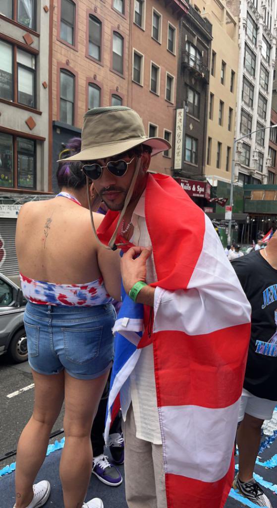 M_rackzzz's tweet photo. Bad bunny at the Puerto Rican day parade https://t.co/3KBNLatJfM