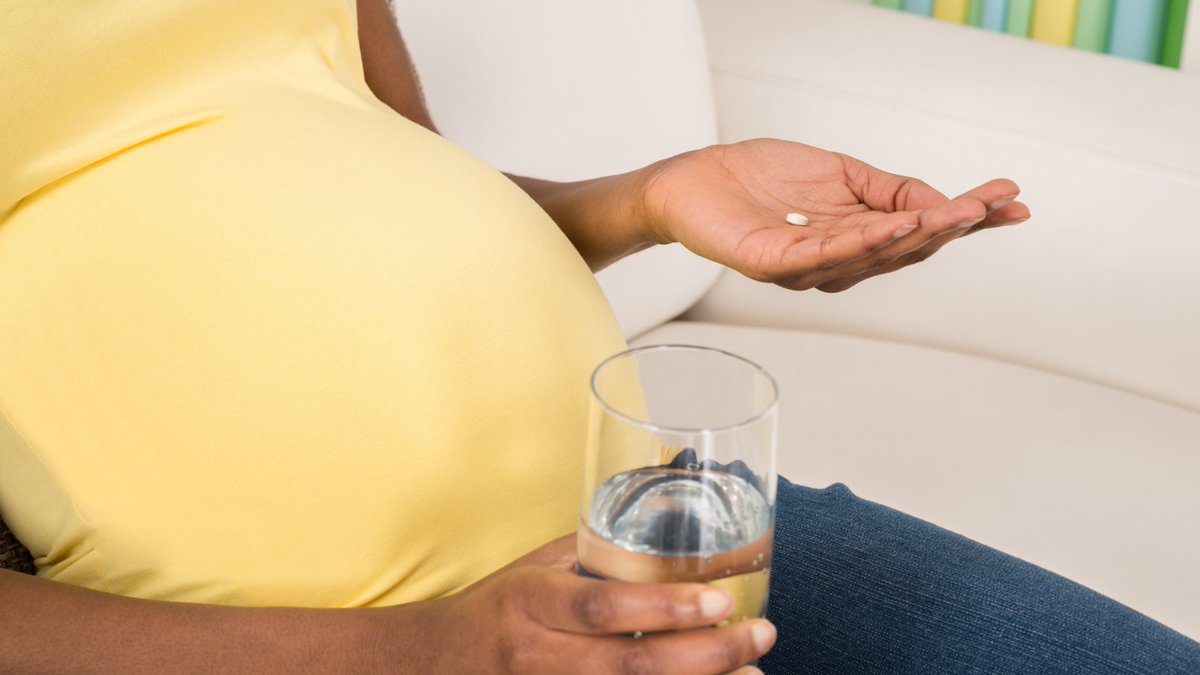 GreenJournal's tweet photo. This study provides Class II evidence that exposure to SSRI/SNRI's in the first trimester of pregnancy is not associated with an increased incidence of #neonatal seizures/epilepsy. Learn more: https://t.co/sHrRLwSz65 #NeuroTwitter #Antidepressants https://t.co/Ohl9T83jdp