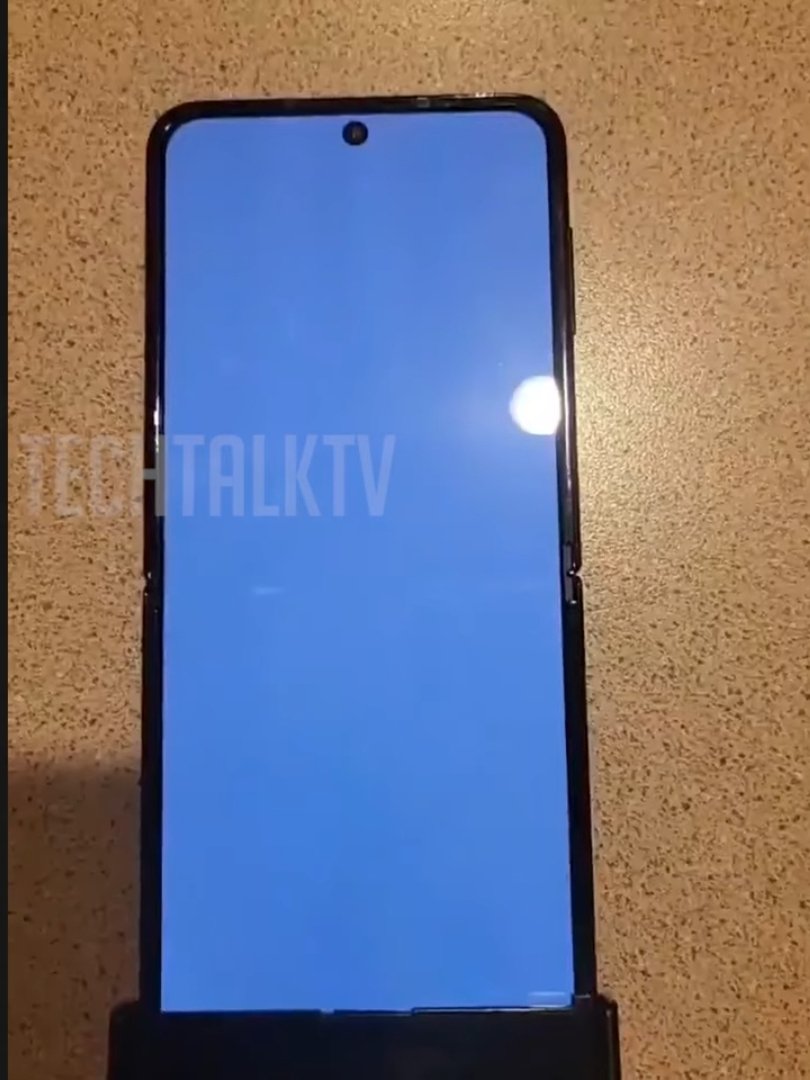 #Samsung #GalaxyZFlip4 leaked photos 🤔🤔 you think it's true? @TheGalox_ 
#zflip4 #Samsungzflip4 #samsunggalaxy