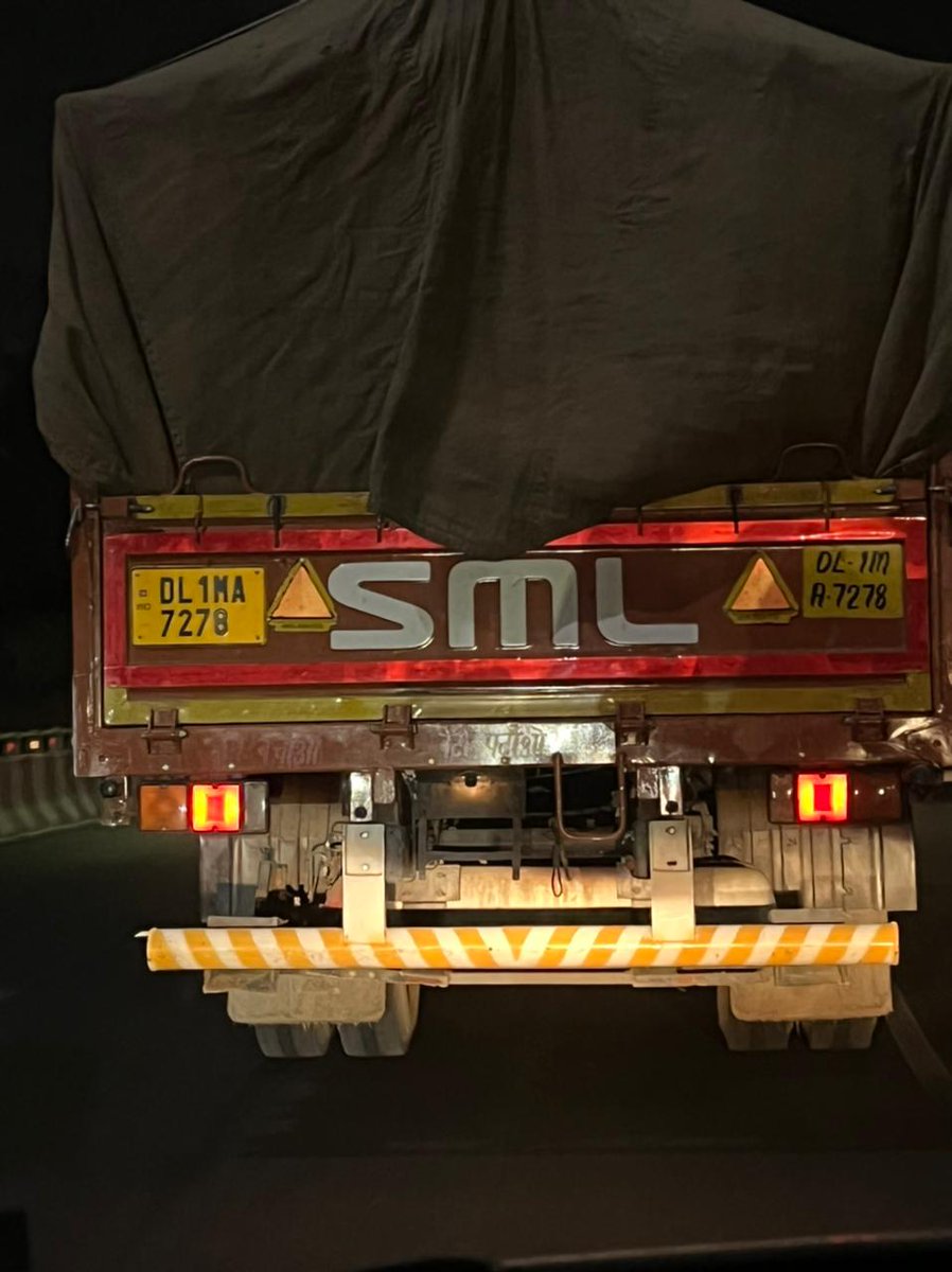 GauravKain12's tweet image. Delhi-Gurgaon highway
Timings 10:45-11:00pm,12th June
@dtptraffic @dcptrafficggm 
Reckless truck driver,me &amp;amp; my wife almost had an accident because of this truck.Constantly changing lanes,over speeding and rash driving.We also saw other commuters having issues with the same truck