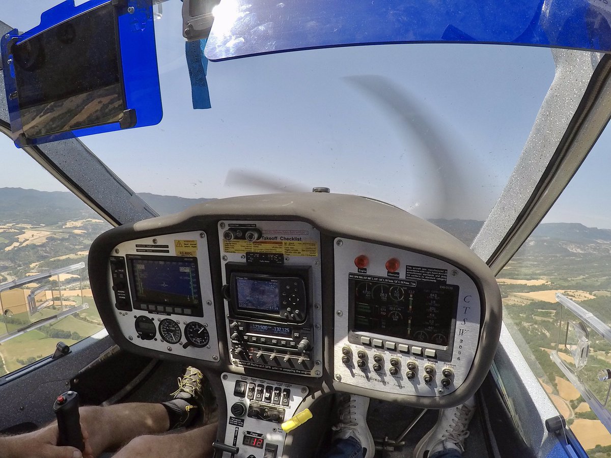 EA2Z4's tweet photo. Nice trip today to the Pyrenees .. amazing. #ULM #CTSW https://t.co/EryLybKMHQ