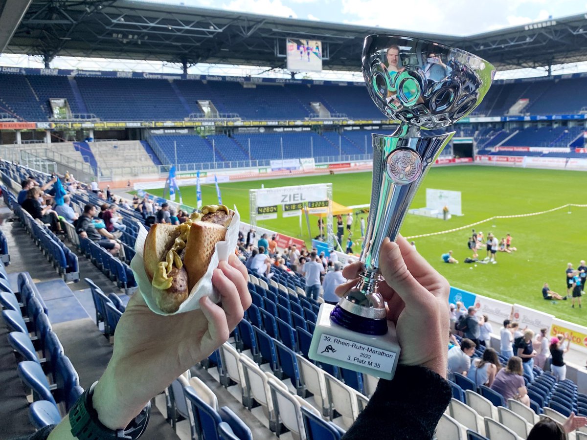 Bratwurst oder Pokal? Heute den für 2020 geplant und durch Corona mehrfach verschobenen Marathon gelaufen - statt in Ddorf in Duisburg den #rheinruhrmarathon. Zielzeit: 2:55:06 - 6. Platz. Danach mit Bratwurst angestoßen (grade gibt’s Bier aus dem Pokal)…