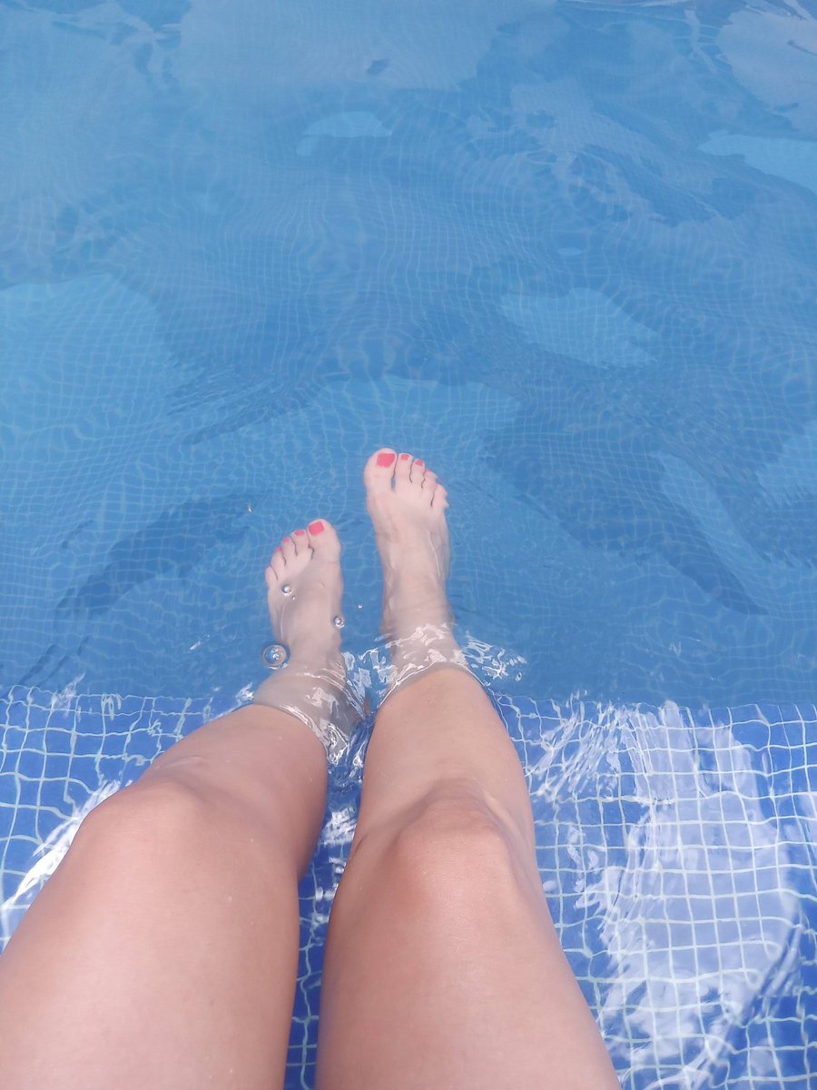 roberta_fahdi's tweet photo. Sunday funday !!! ☀️🌡️👣
#amomispies #DomingoDeGanarSeguidores #hotinsunday #fetichedepies #pieds #hornygril #piesfetiches #piesmexico #footworshi̇p #sexyinred #PoolTime #exhibicionistas https://t.co/OcV0dRZrZX