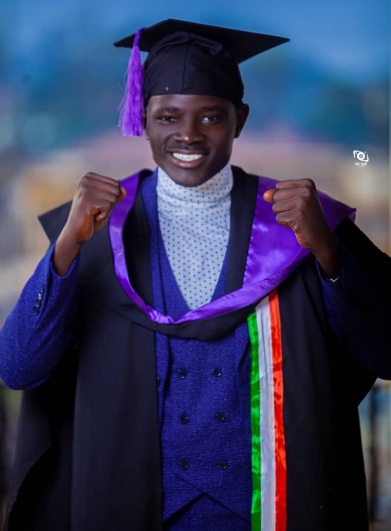 KalemireHuzaif4's tweet photo. Congratulations 👏👏 to you kabro... thanks for finishing books ... it's the high time you join the world of hustlers.👌👌 https://t.co/KIgxb0YoS5