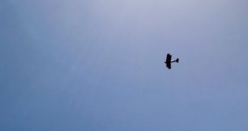 Tess_FindHappy's tweet photo. What a weekend! Aborted caravan stay, cheap hotel, brilliant planning afternoon &amp; evening of 7 of us fitting in a handmade tiny home to sit down to a shared meal!

Campsite this morning, chatting in the sunshine, with a bi plane overhead.
#CoolCommunity #FindYourHappy #TinyHomes https://t.co/9LtMym06O8