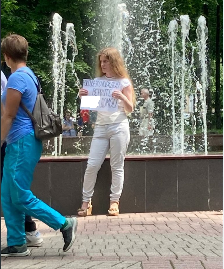keytown67's tweet photo. В Смоленске 12 июня полиция обманом доставила в ОВД одинокую пикетчицу и составила протокол по ст. 20.3.3..коАП - https://t.co/xEhxzAz8r1 #Смоленск https://t.co/4DQjIs5VC6