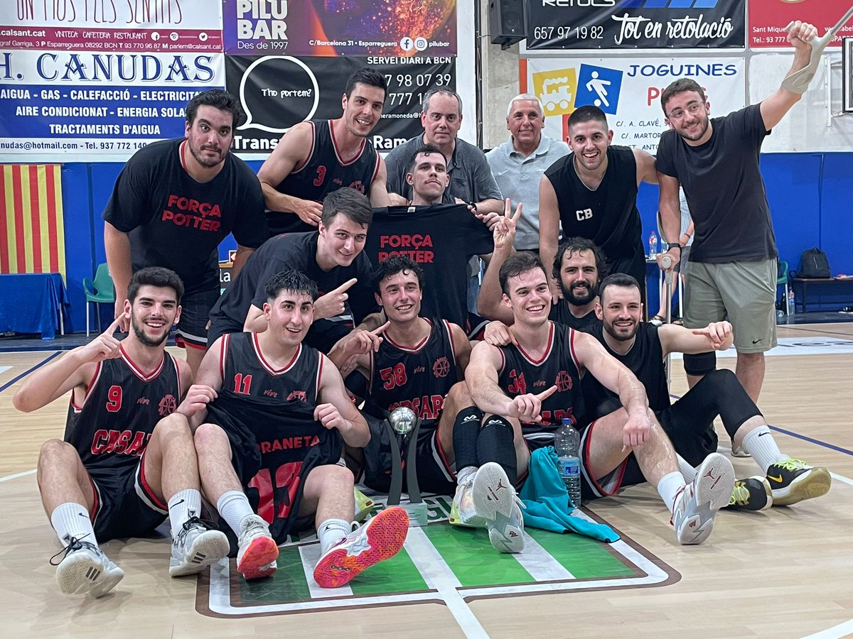 FCBQ's tweet photo. 🏆 @cbsaps s'emporta el Campionat de Catalunya Sots25 Masculí A 2021-22 després de guanyar a la final d'#Esparreguera al @cbargentona (61-60). Felicitats! 3a posició pel @CBEsparreguera que supera al @cbvalldenbas en el partit pel 3r i 4t lloc (66-53).

📊 https://t.co/gndCmdoSPp https://t.co/wGgBPus3Kz