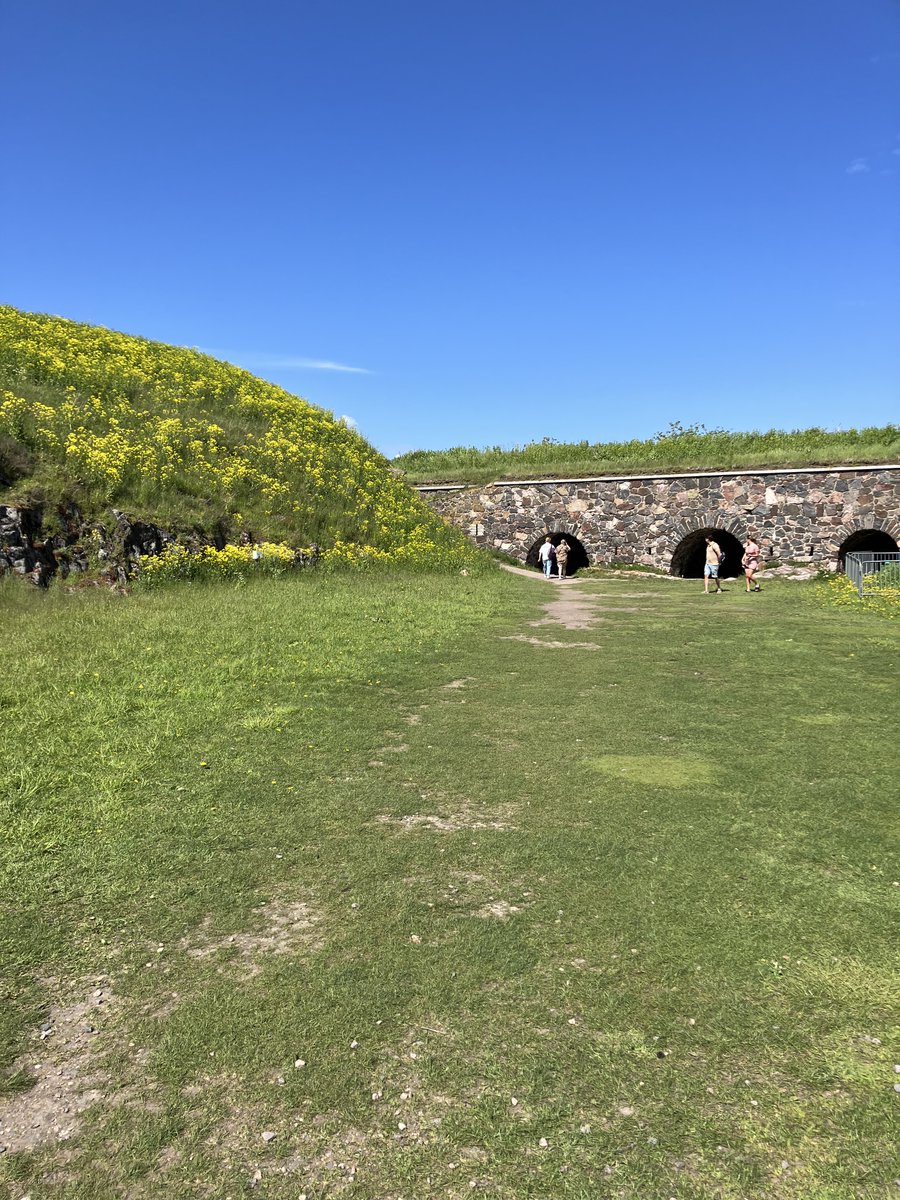 Days 7 and 8 - One of our students ran the Helsinki Half Marathon! The rest of the weekend included the Botanic Gardens, and a birthday. We found out one of us REALLY likes hockey. 🏒
Also, a group visit to a UNESCO WHS, Suomenlinna Fortress, a former Finnish garrison.