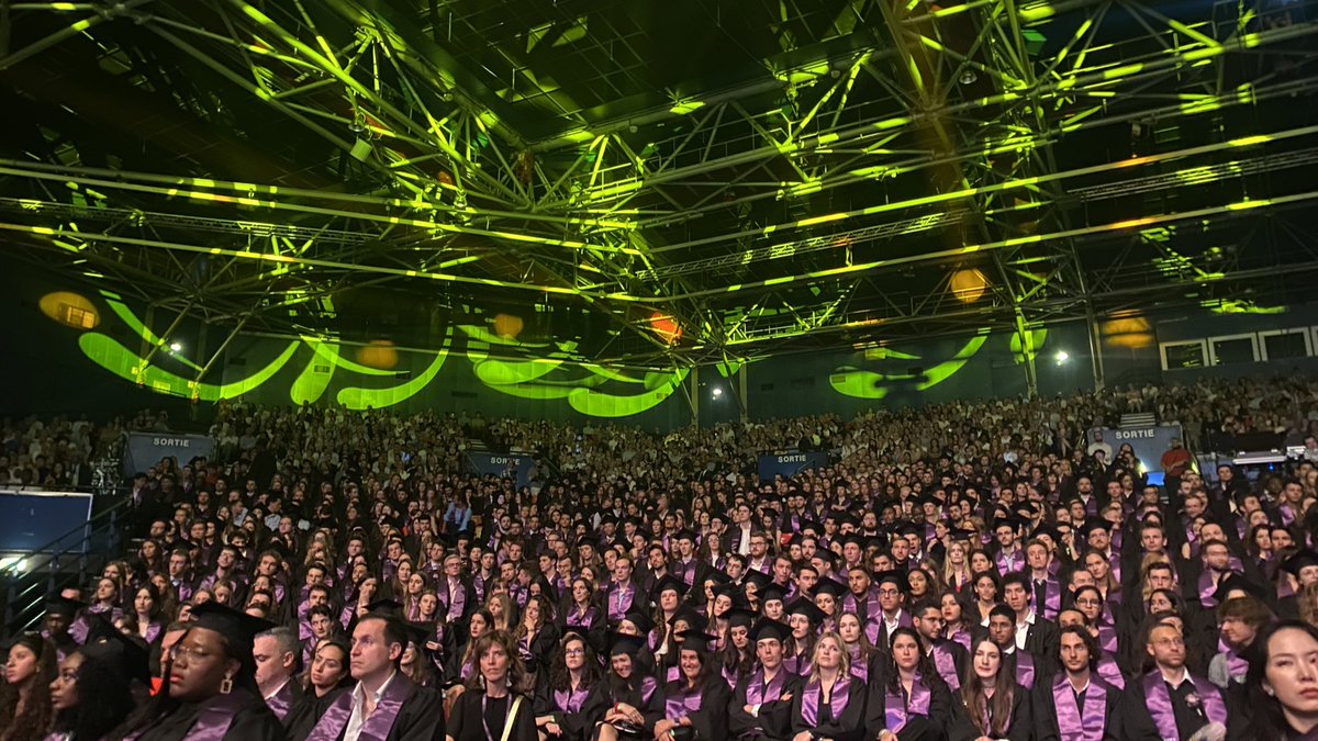 MarinaBastounis's tweet photo. An extraordinary ceremony for an extraordinary class! After a year in lockdown, a reunion of thousands! Congratulations to all and our own 💜 #MScGlobalManagement ✨✨✨ #graduationneomabs #bepassionateshapethefuture https://t.co/rCT9RhmET7