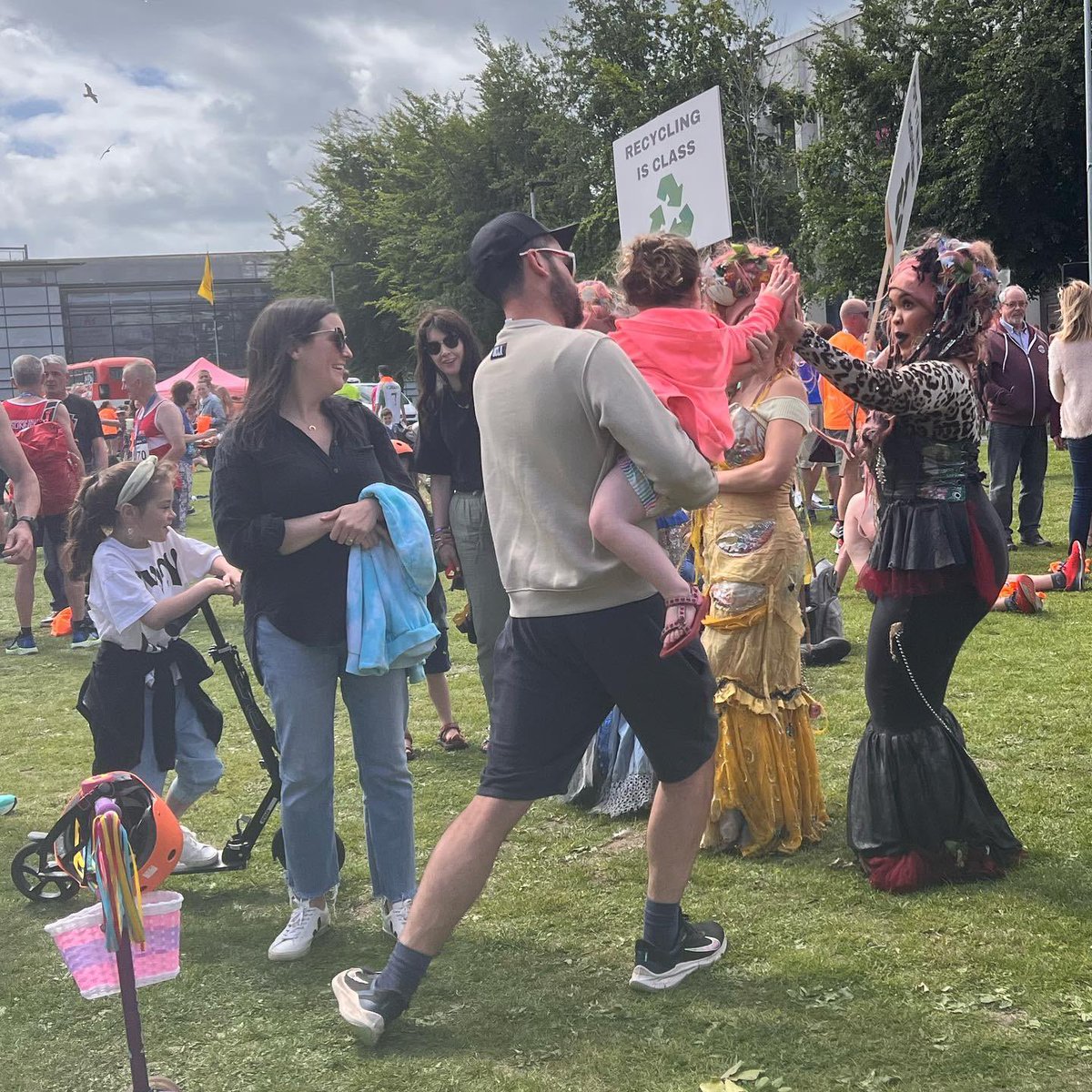 BreconWater's tweet photo. The Brecon Carreg Mermaids had the best time with you all today!🧜‍♀️ 

On a mission to make sure you all pop our bottles into the right bins♻️, they stopped for some high fives and puppy loving along the way🤣.

#SaveTheMermaids

#BreconCarreg #runswansea @Swansea_HM https://t.co/jDYlBOejeI