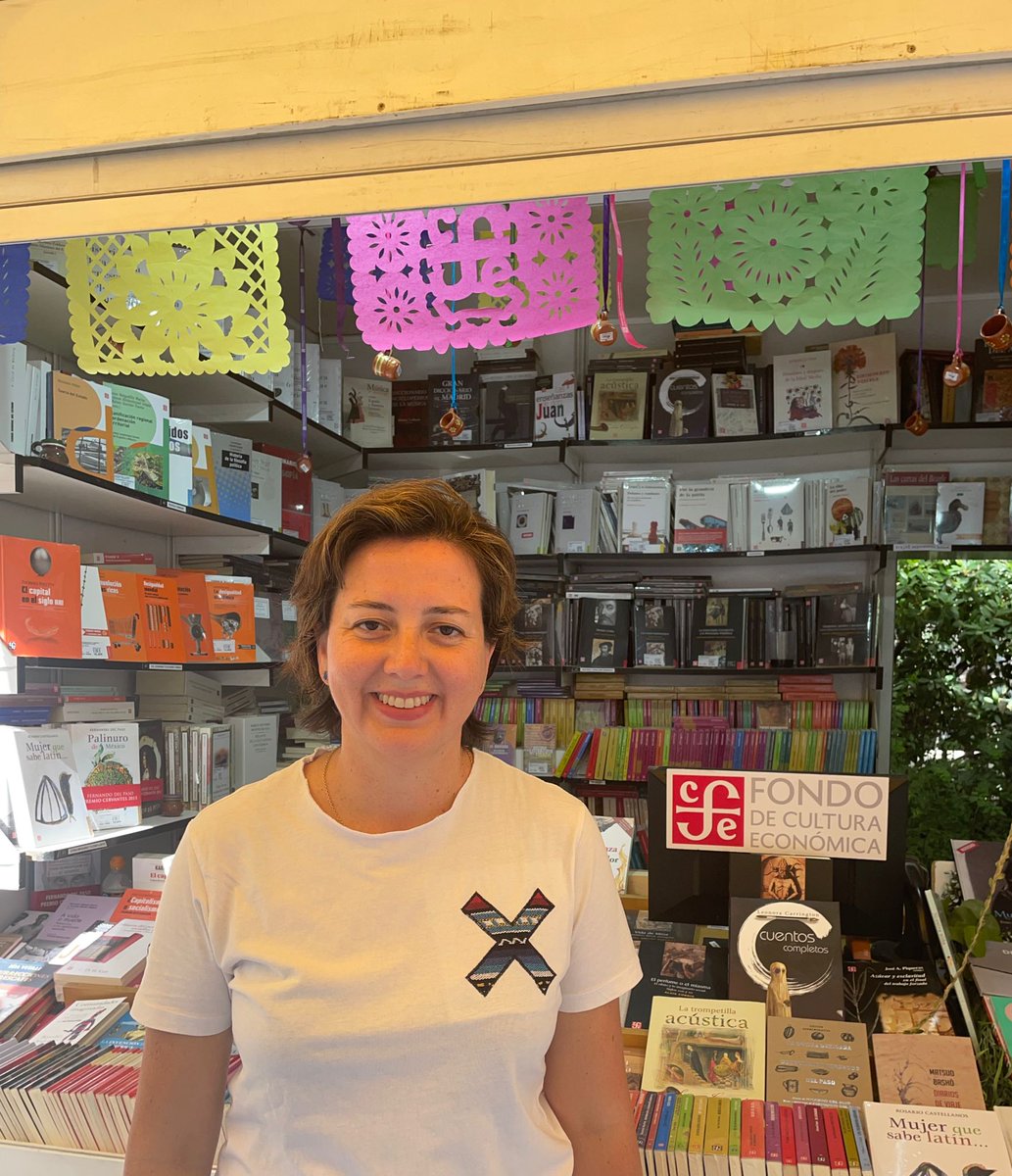 FCEEspana's tweet photo. Esta última tarde de @FLMadrid hemos recibido la visita de Daniela Beltrán Felix, presidenta de @EXATECes, en la caseta 322 de #FCEEspaña y nos hemos alegrado mucho.
Nos encantan las asociaciones mexicanas en España que nos apoyan.
#FLMadrid22 #HojeaElMundo #LaFeriaAFondo https://t.co/Ds6VDgGtK5